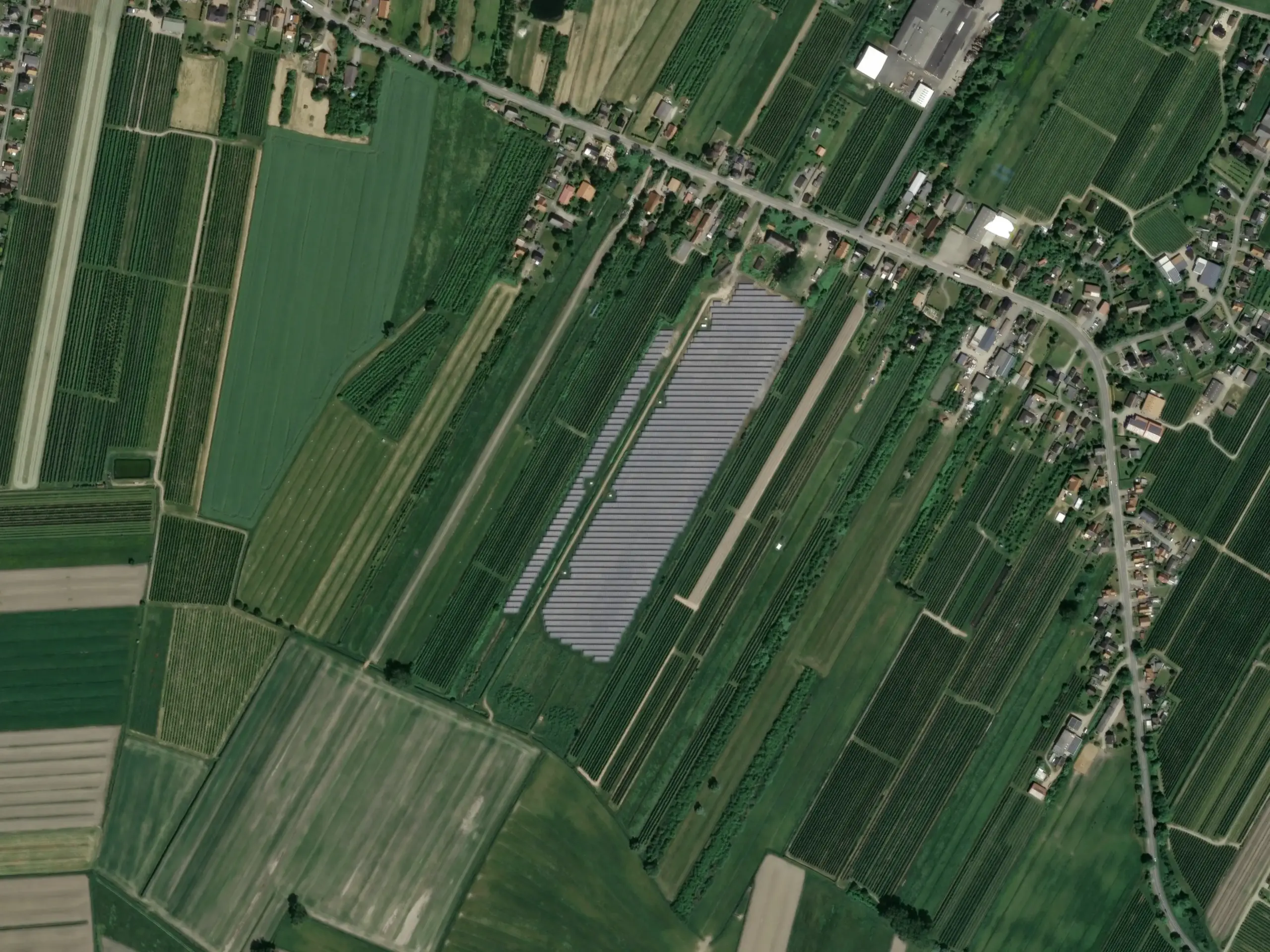 ArcGIS-Satellitenfoto der Photovoltaik-Freilandanlage: Erneuerbare Energie sorgt für lokale Wertschöpfung und sichert langfristig die Stromversorgung der Kommune unabhängig von Importen und Preisschwankungen.