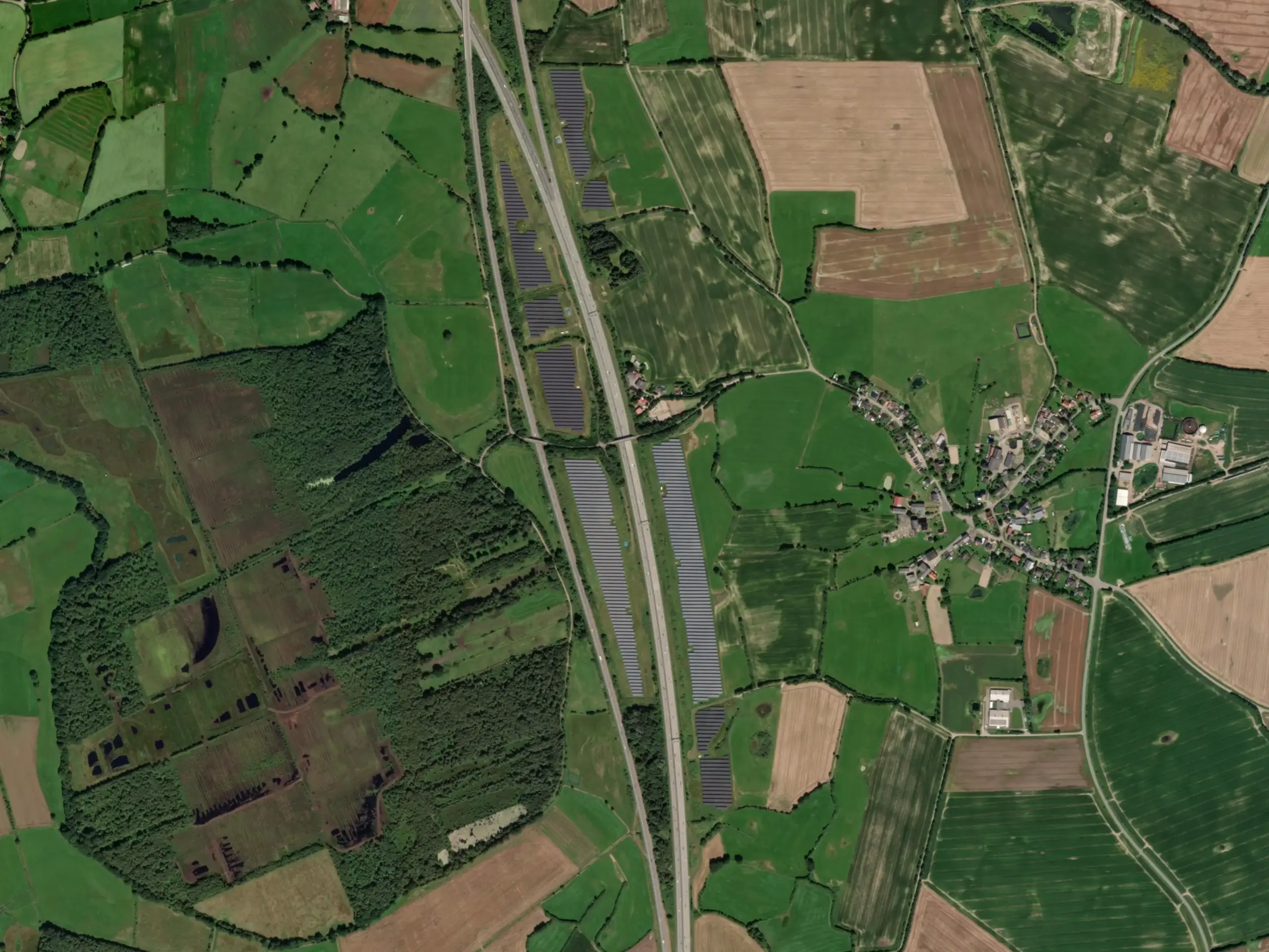 ArcGIS-Satellitenfoto der Photovoltaik-Freilandanlage: Die Nutzung von erneuerbaren Energien wie Photovoltaik wandelt das Bild der Region nachhaltig und reduziert den Ausstoß von Treibhausgasen maßgeblich, was der Luft- und Bodenqualität zugutekommt.