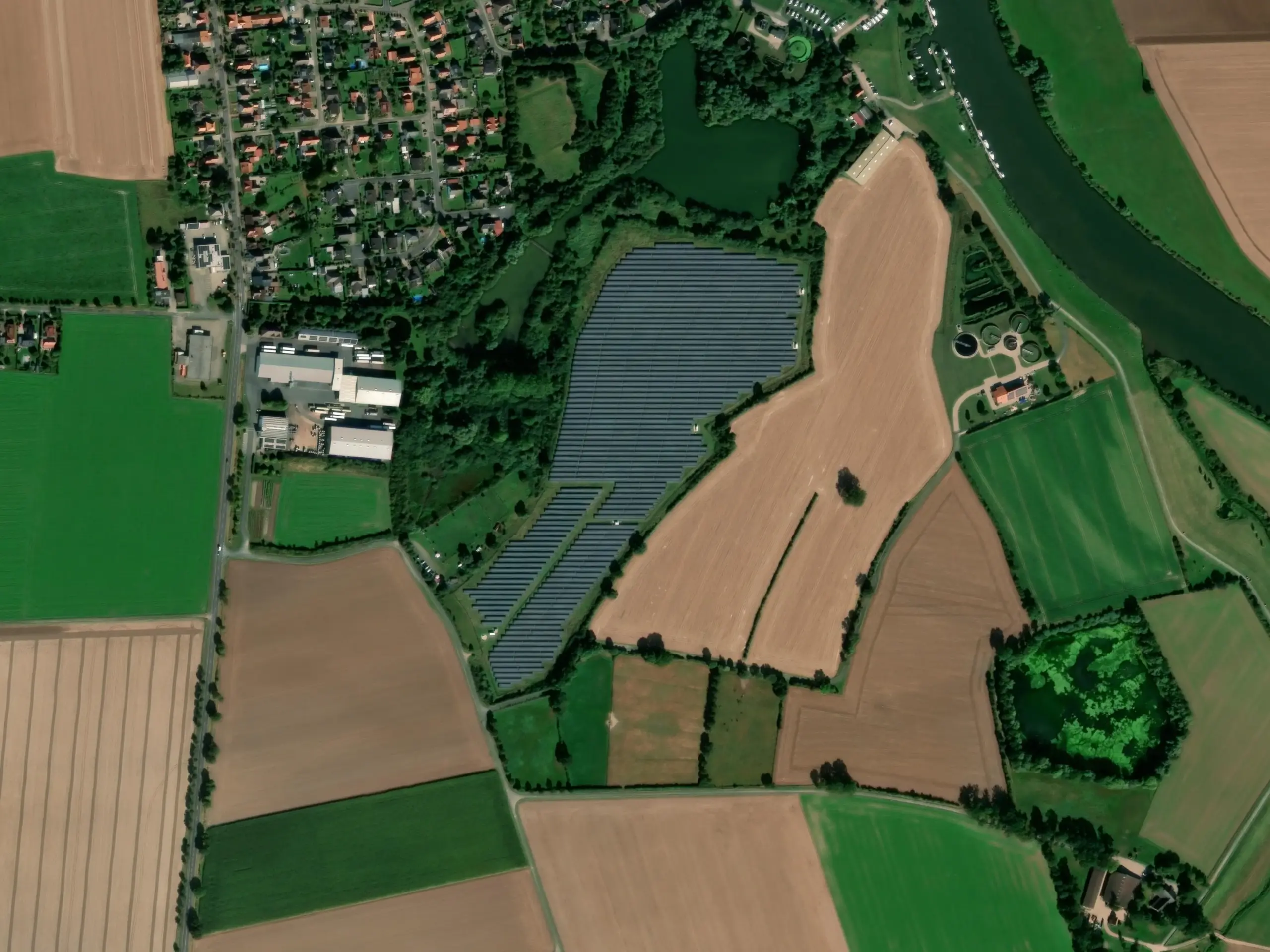ArcGIS-Satellitenfoto der Photovoltaik-Freilandanlage. Mit der PVA können rechnerisch etwa 2.000 bis 3.500 Vier-Personen-Haushalte komplett mit Strom versorgt werden.