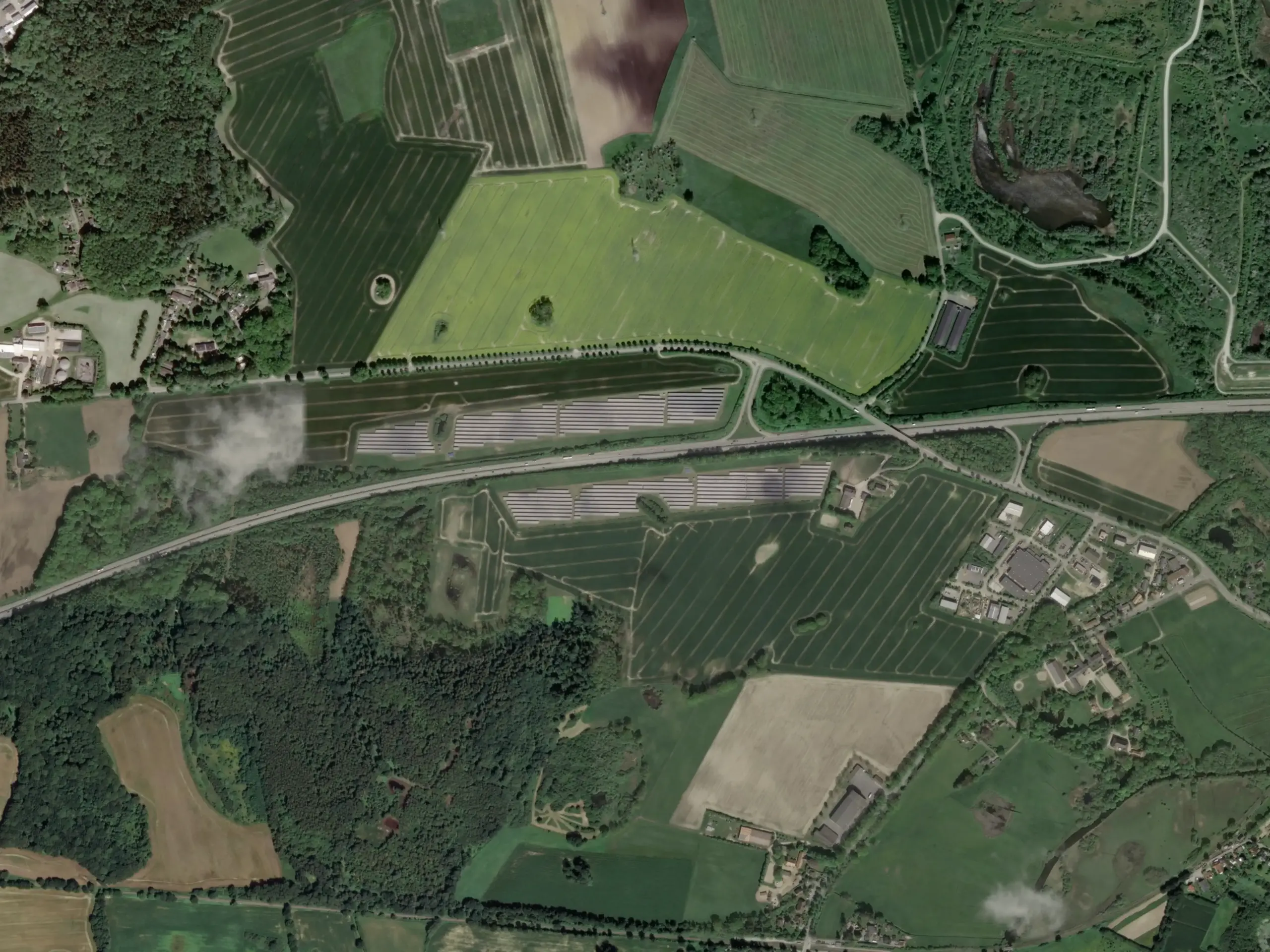 ArcGIS-Satellitenfoto der Photovoltaik-Freilandanlage: ie Nutzung von Sonnenenergie fördert Unabhängigkeit von teuren und unsicheren Energieimporten, sichert die Versorgung für kommende Generationen und erhält die natürlichen Lebensräume.