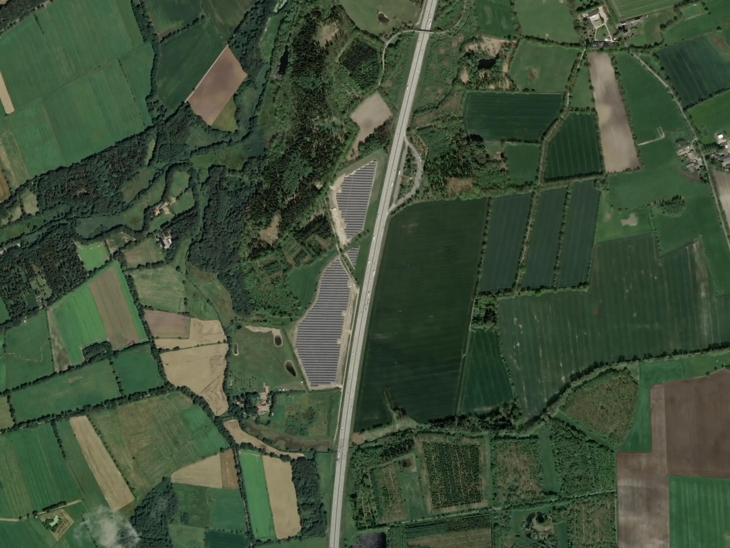 ArcGIS-Satellitenfoto der Photovoltaik-Freilandanlage. Die Leistung entspricht ungefähr 1.500 typischen Einfamilienhaus-Solaranlagen mit je 8 kWp.