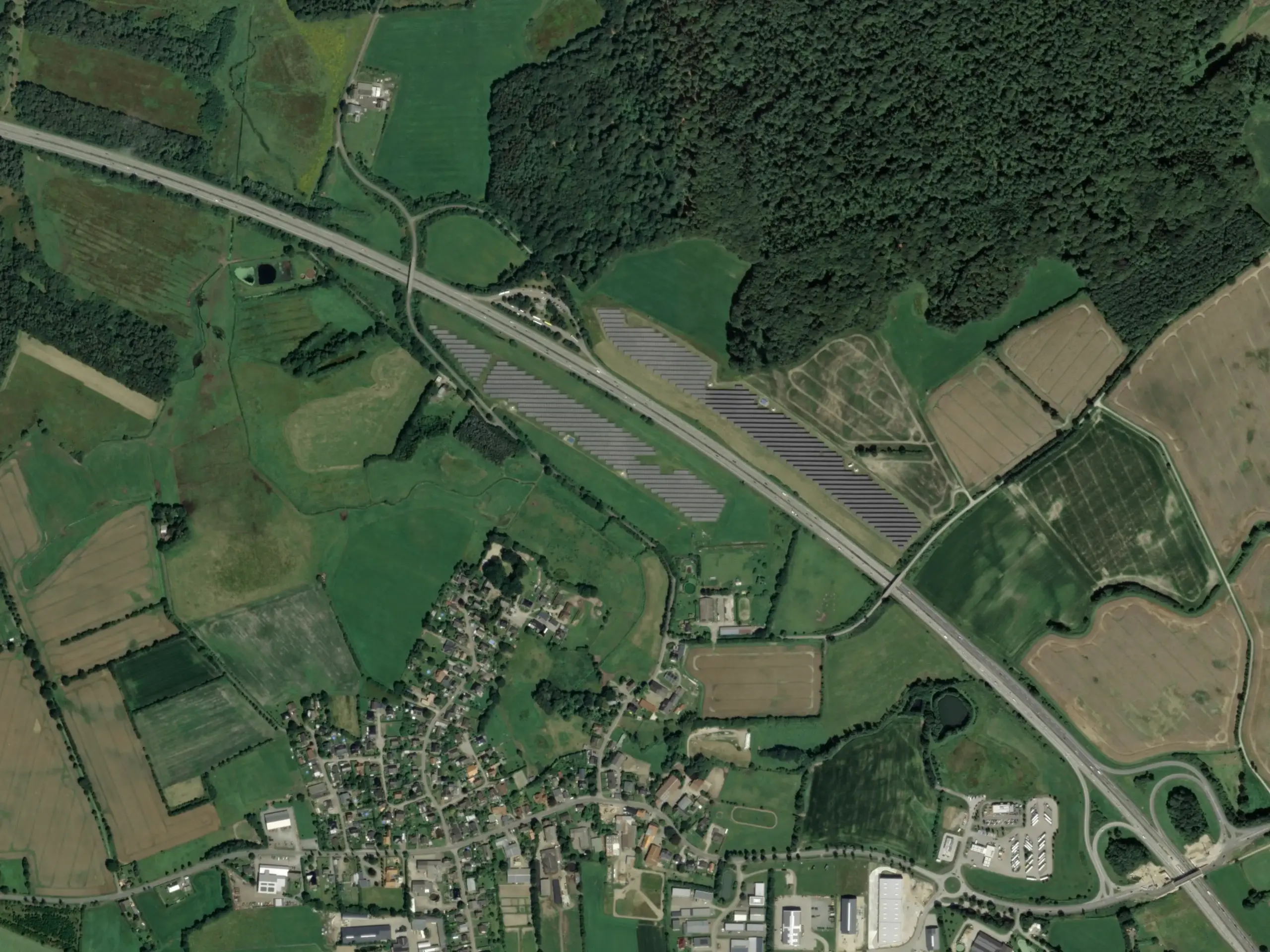 ArcGIS-Satellitenfoto der Photovoltaik-Freilandanlage in Dätgen. Jede erzeugte Kilowattstunde Solarstrom reduziert den CO₂-Ausstoß und leistet einen direkten Beitrag zum Naturschutz, indem sie den Bedarf an konventionellem Strom aus Kohle oder Gas senkt.