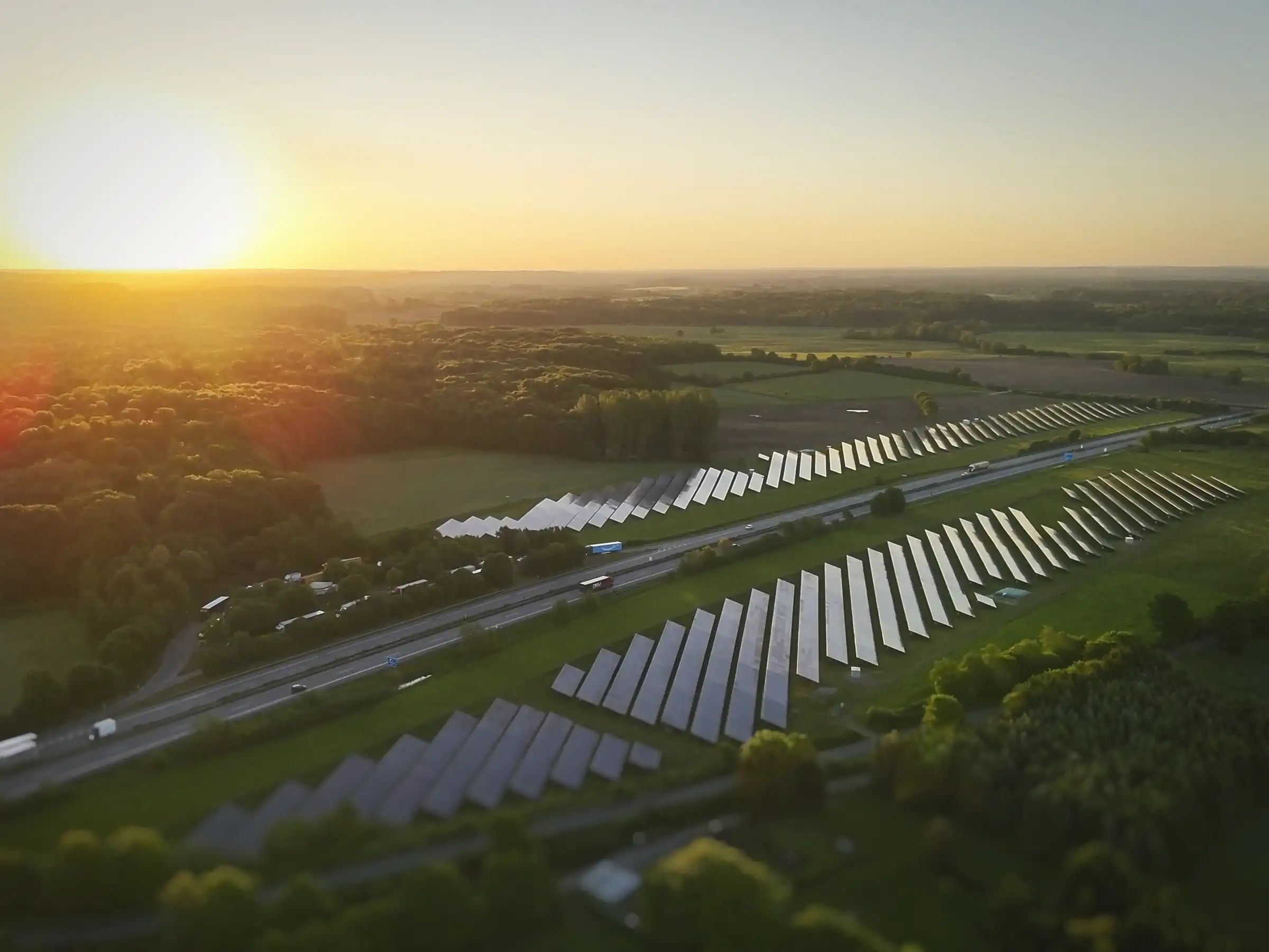 Totale der Photovoltaik-Freilandanlage in Dätgen. Energieerzeugung vor Ort fördert Arbeitsplätze, steigert die Kaufkraft und bringt Steuereinnahmen in die Gemeinde.