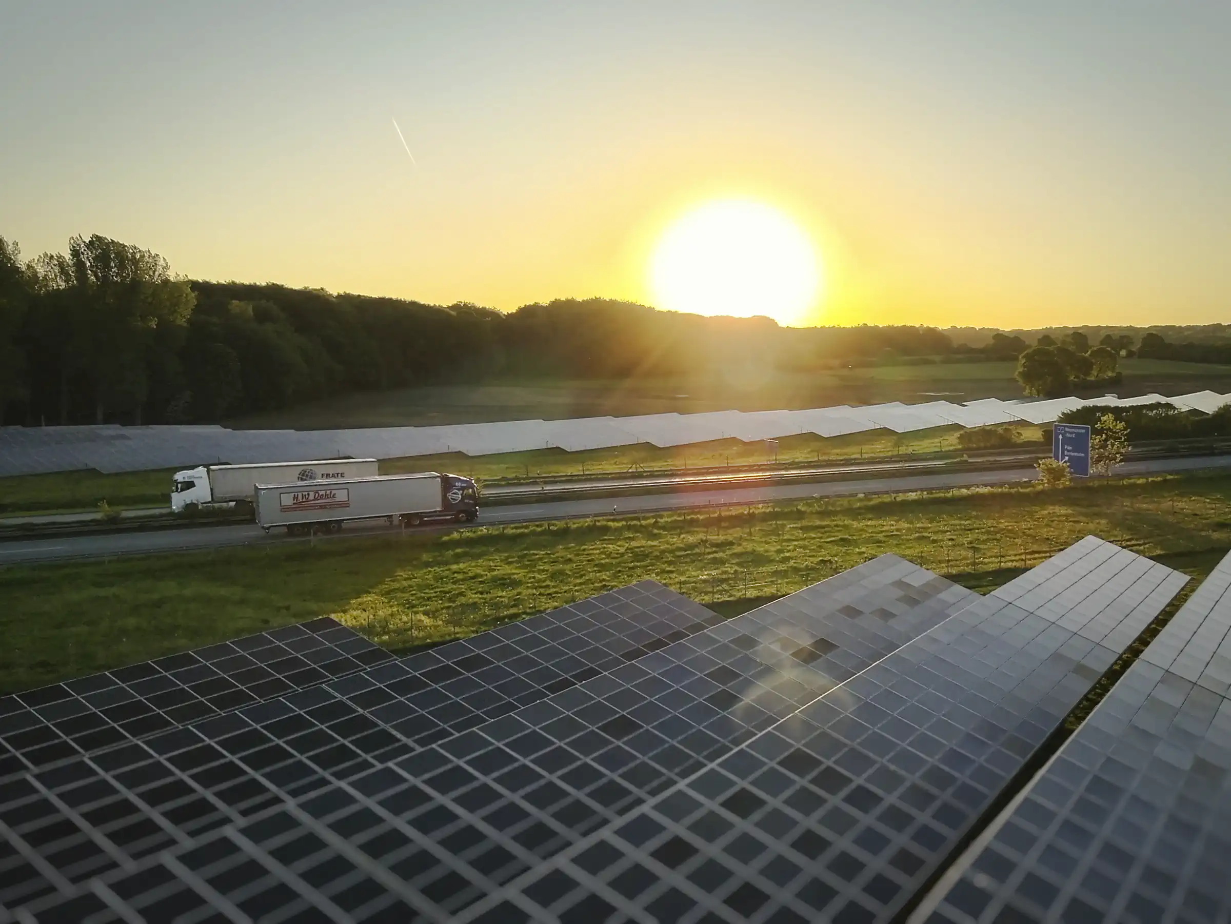 Die jährliche Stromproduktion der der Photovoltaik-Freilandanlage in Dätgen reicht aus, um rund 4.000 Elektroautos (mit ca. 2.500 kWh pro Jahr) zu versorgen.