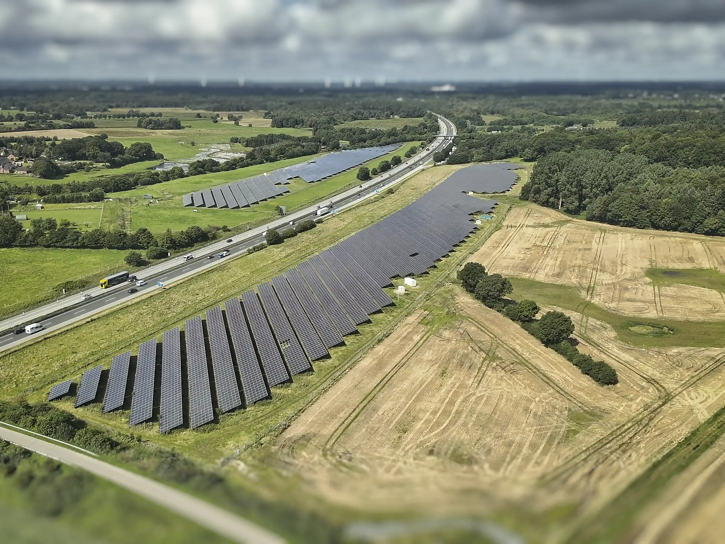 Luftbild der Photovoltaik-Freilandanlage in Dätgen: Die Gemeinde wird weniger abhängig von fossilen Energieimporten und steigert ihre Versorgungssicherheit.