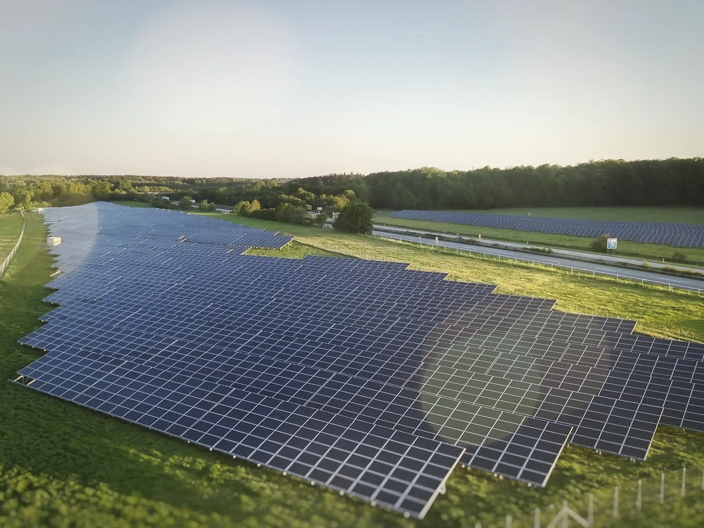 Luftbild der Photovoltaik-Freilandanlage in Dätgen: Durch die extensive Nutzung der Flächen entstehen oft Blühwiesen und Rückzugsräume für Insekten und heimische Tiere.
