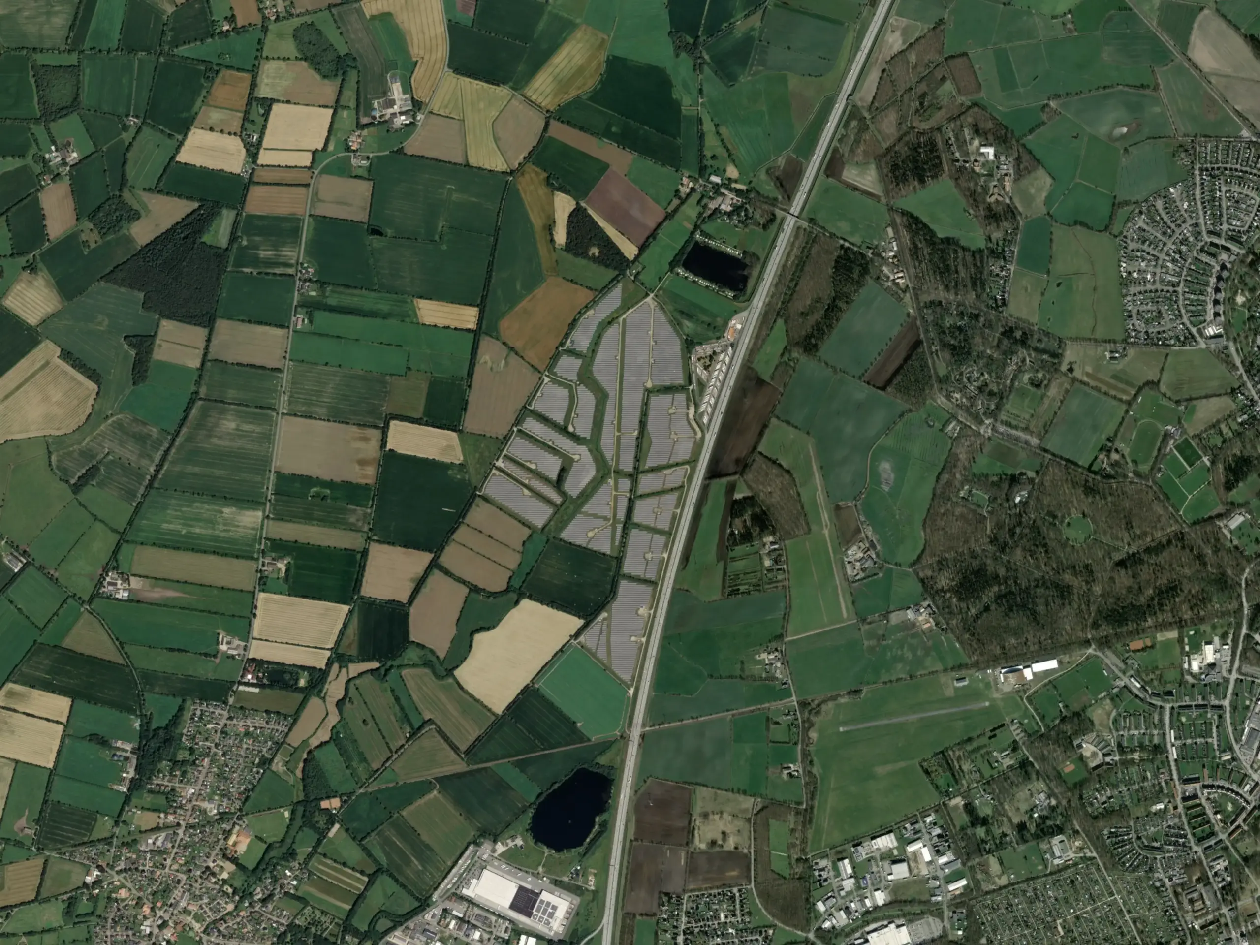 ArcGIS-Satellitenfoto des Solarparks Wasbek: Die Anlage könnte rechnerisch den kompletten Stromverbrauch von Wasbek und mehreren umliegenden Gemeinden abdecken.