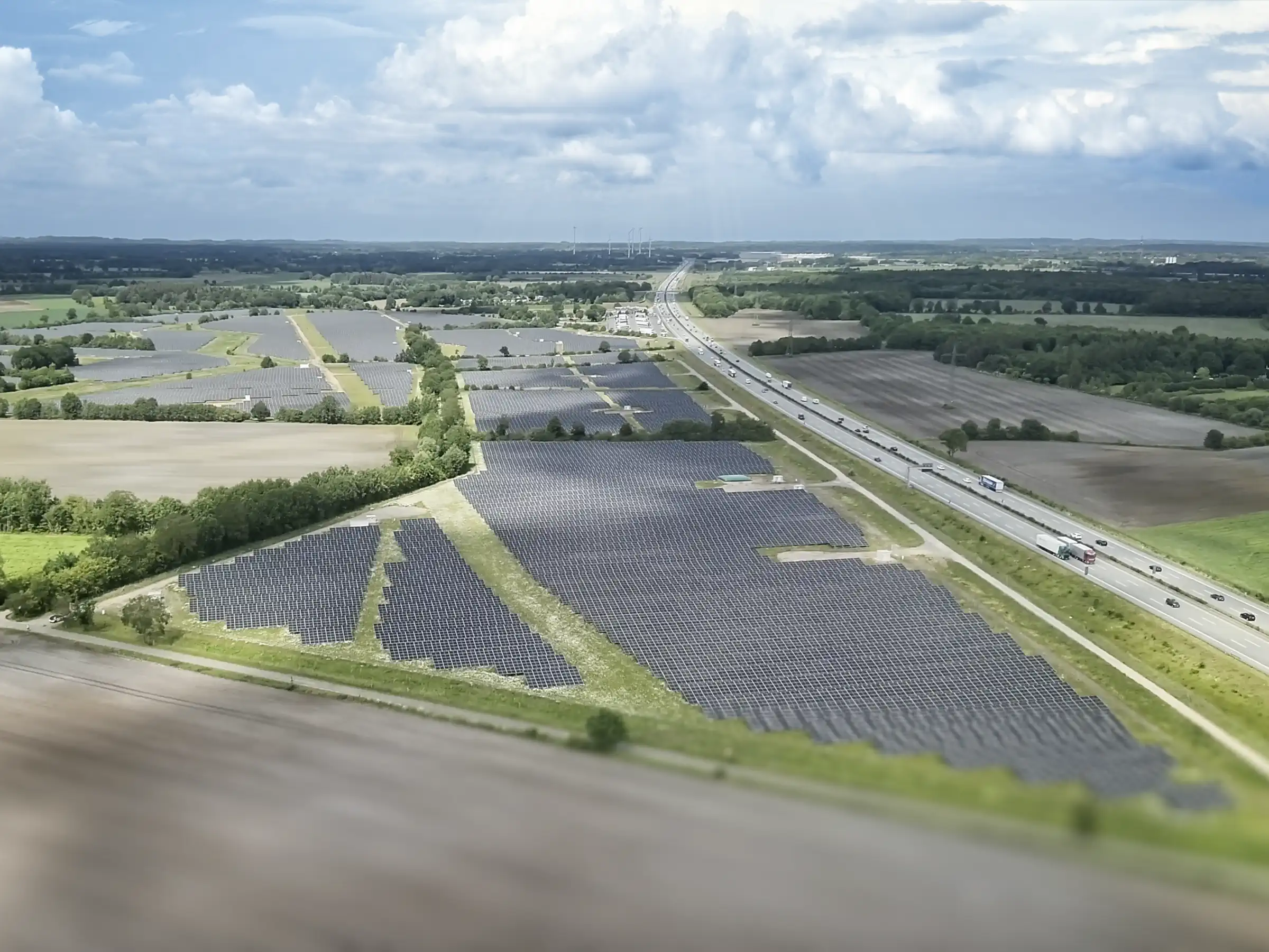 Luftbild der Photovoltaik-Freilandanlage in Wasbek: Moderne Solarparks schaffen Arbeitsplätze, stärken lokale Betriebe und ermöglichen Bürgerbeteiligung an nachhaltigen Energieprojekten.