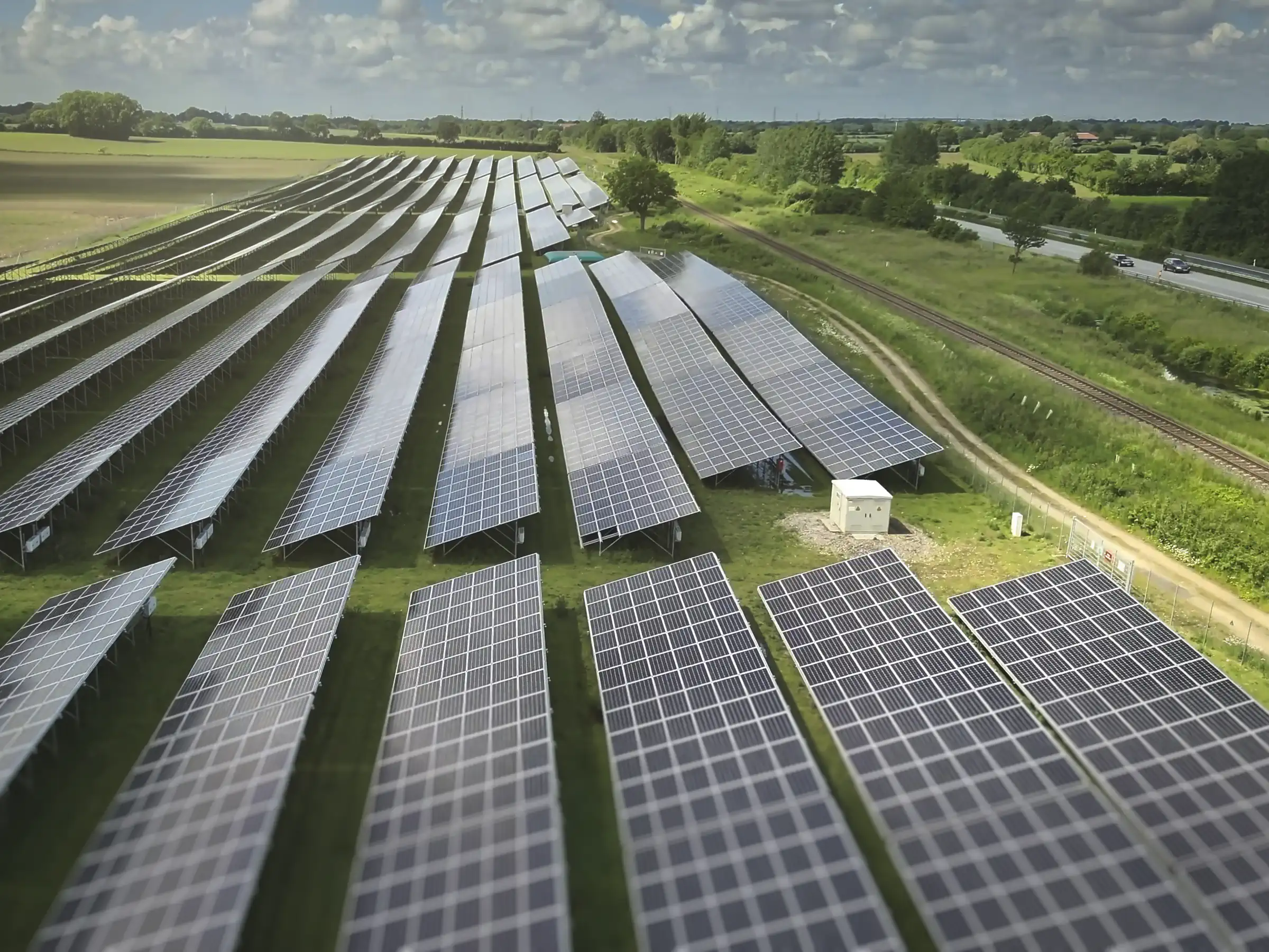 Erneuerbare Energieprojekte fördern die lokale Wirtschaft, schaffen Arbeitsplätze in Anlagenbau, Wartung und Betrieb und bringen Investitionen in die Region.