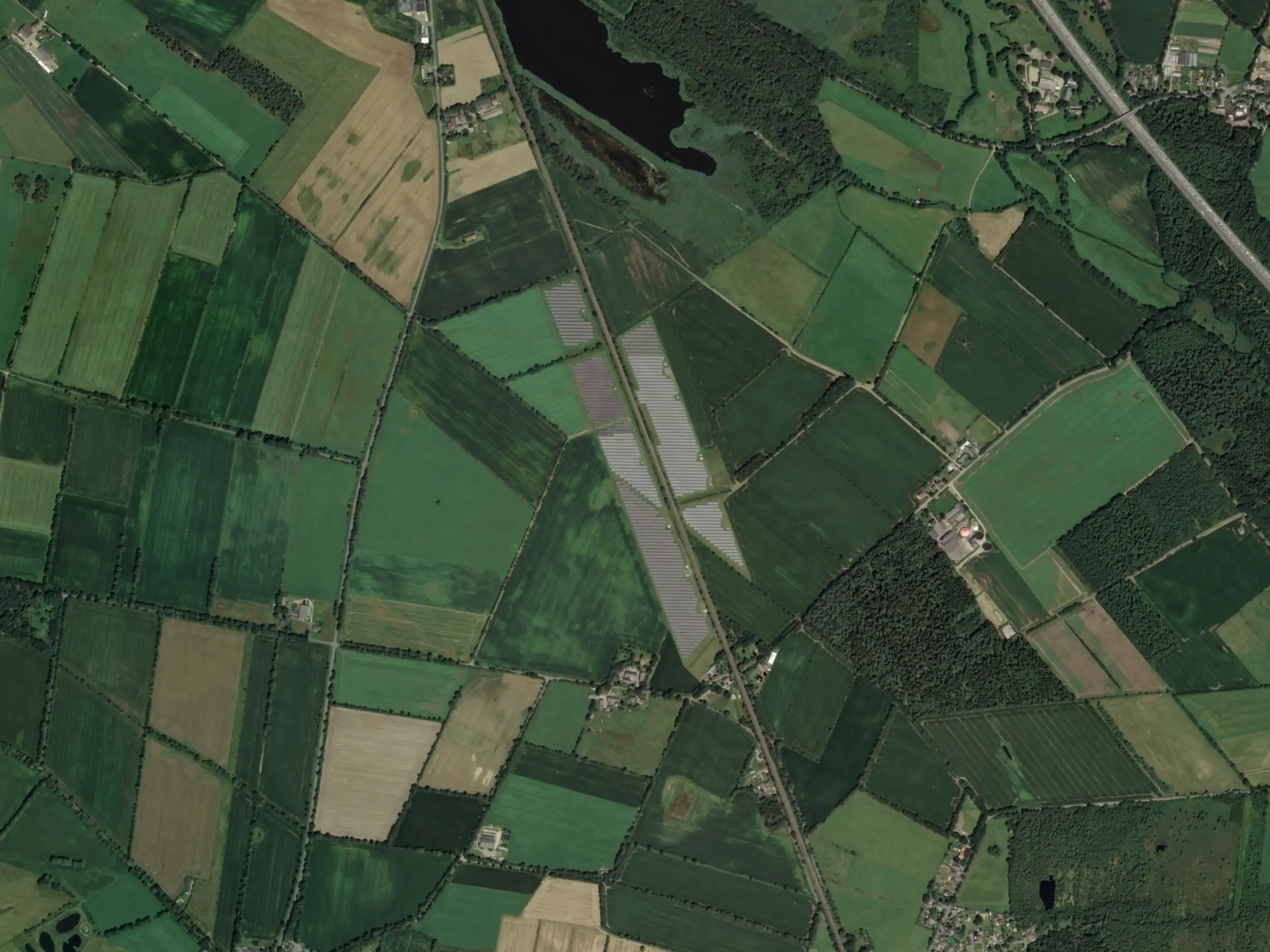 ArcGIS-Satellitenfoto der Photovoltaik-Freilandanlage: Die jährliche Stromproduktion einer Anlage mit 4.998 kWp deckt den Bedarf von etwa 1.400 durchschnittlichen Drei-Personen-Haushalten (bei angenommenem Stromverbrauch von ca. 3.500 kWh/Jahr je Haushalt).