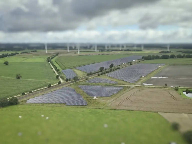 Flächen, die bereits für Windenergieanlagen (WEA) ausgewiesen sind, können für eine Doppelnutzung zugunsten von PV-FFA in Betracht kommen.