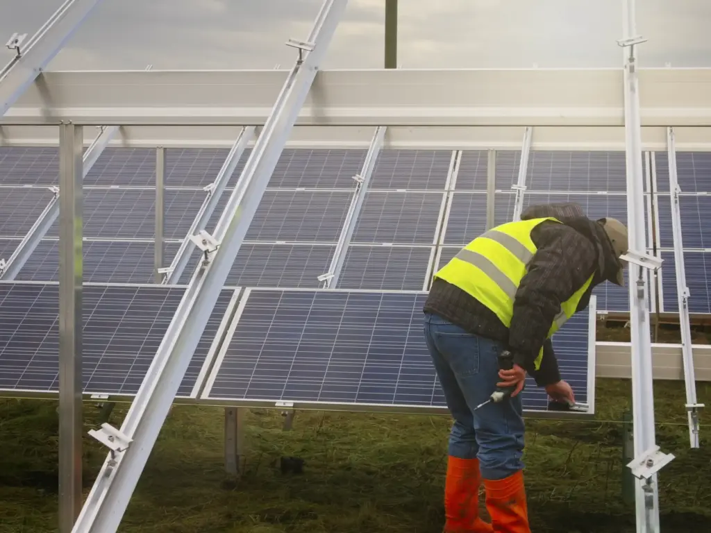 Monteure befestigen Module auf den Untergestellen.