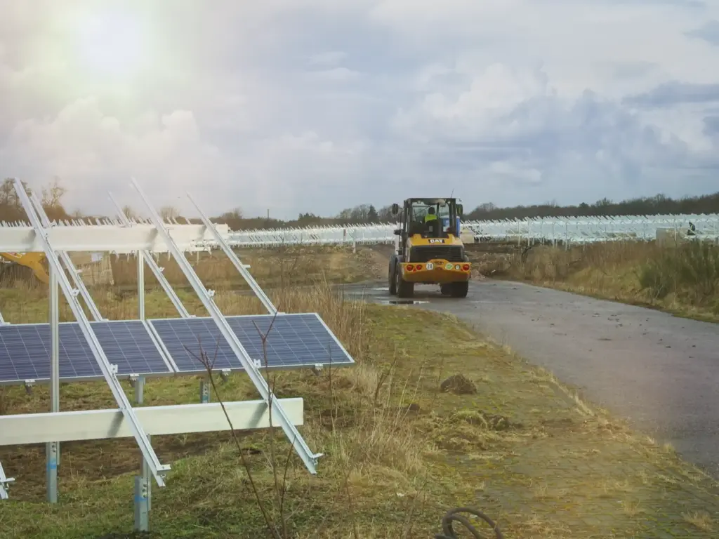 Bauarbeiten an der Freiland Photovoltaikanlage Nordholz.