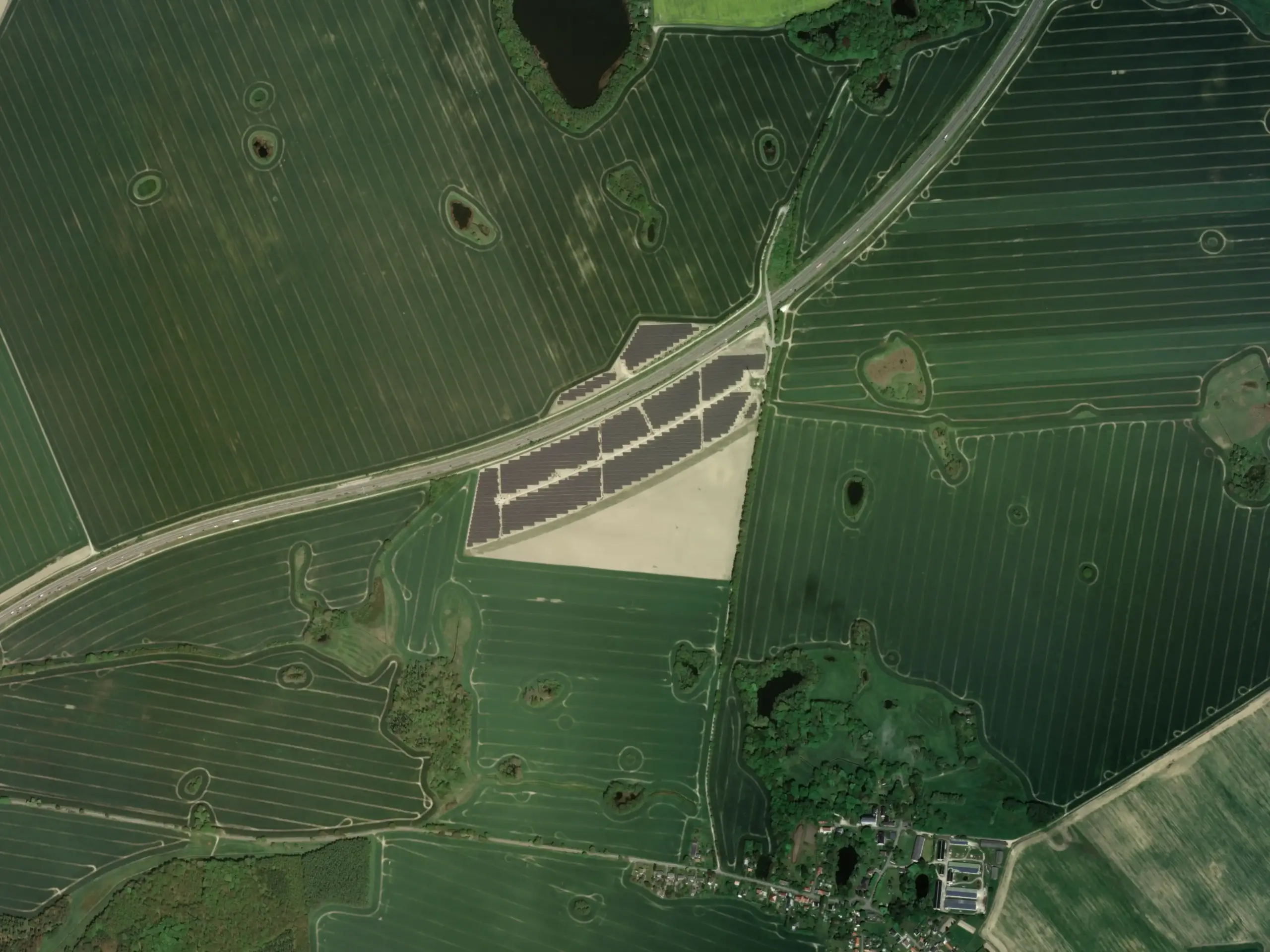 ArcGIS-Satellitenfoto der Photovoltaik-Freilandanlage in Nustrow