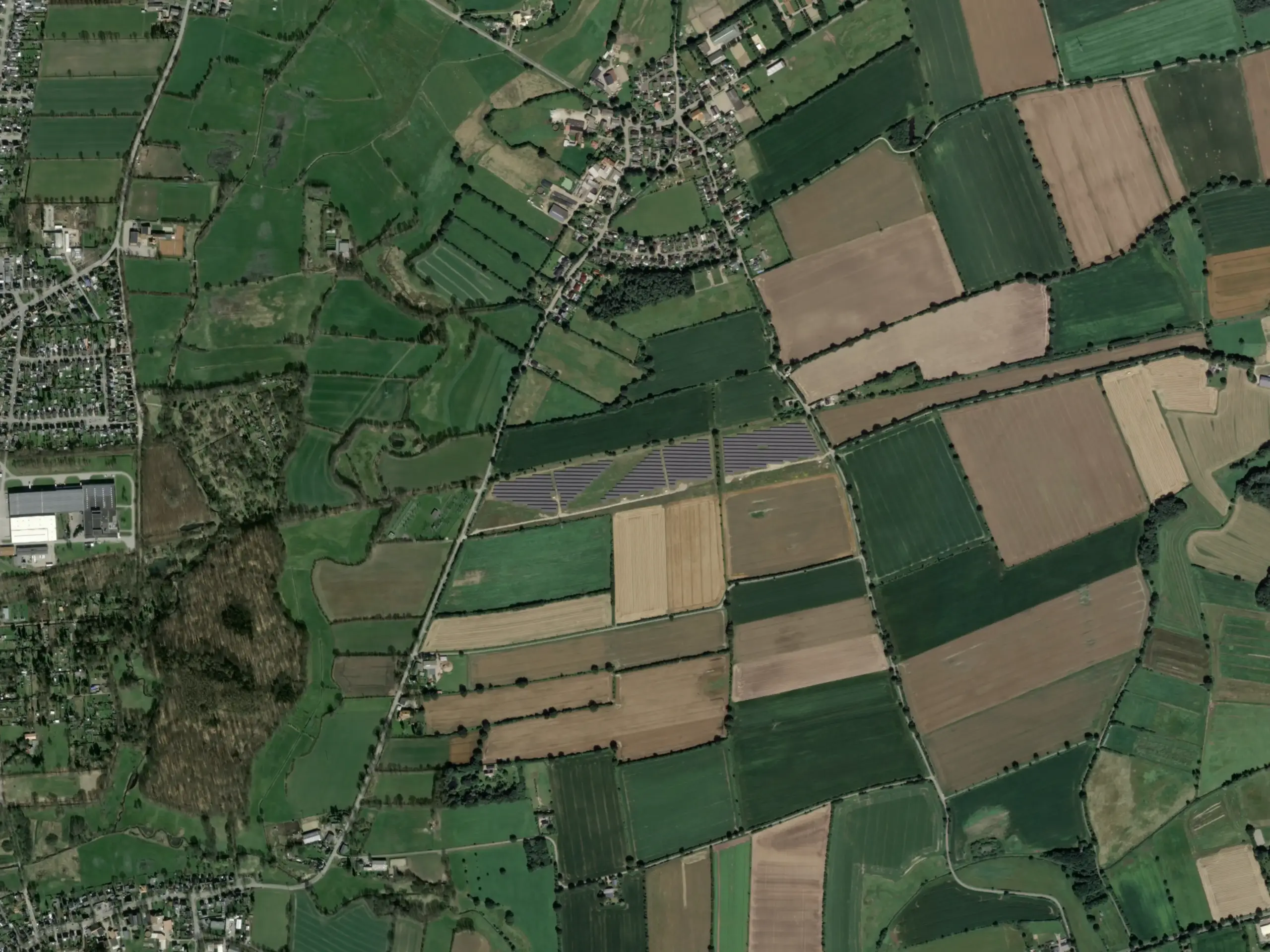 ArcGIS-Satellitenfoto der Photovoltaik-Freilandanlage: Die Anlage produziert jährlich eine enorme Menge an sauberem Strom und trägt maßgeblich zur Reduktion von klimarelevanten Emissionen bei. 