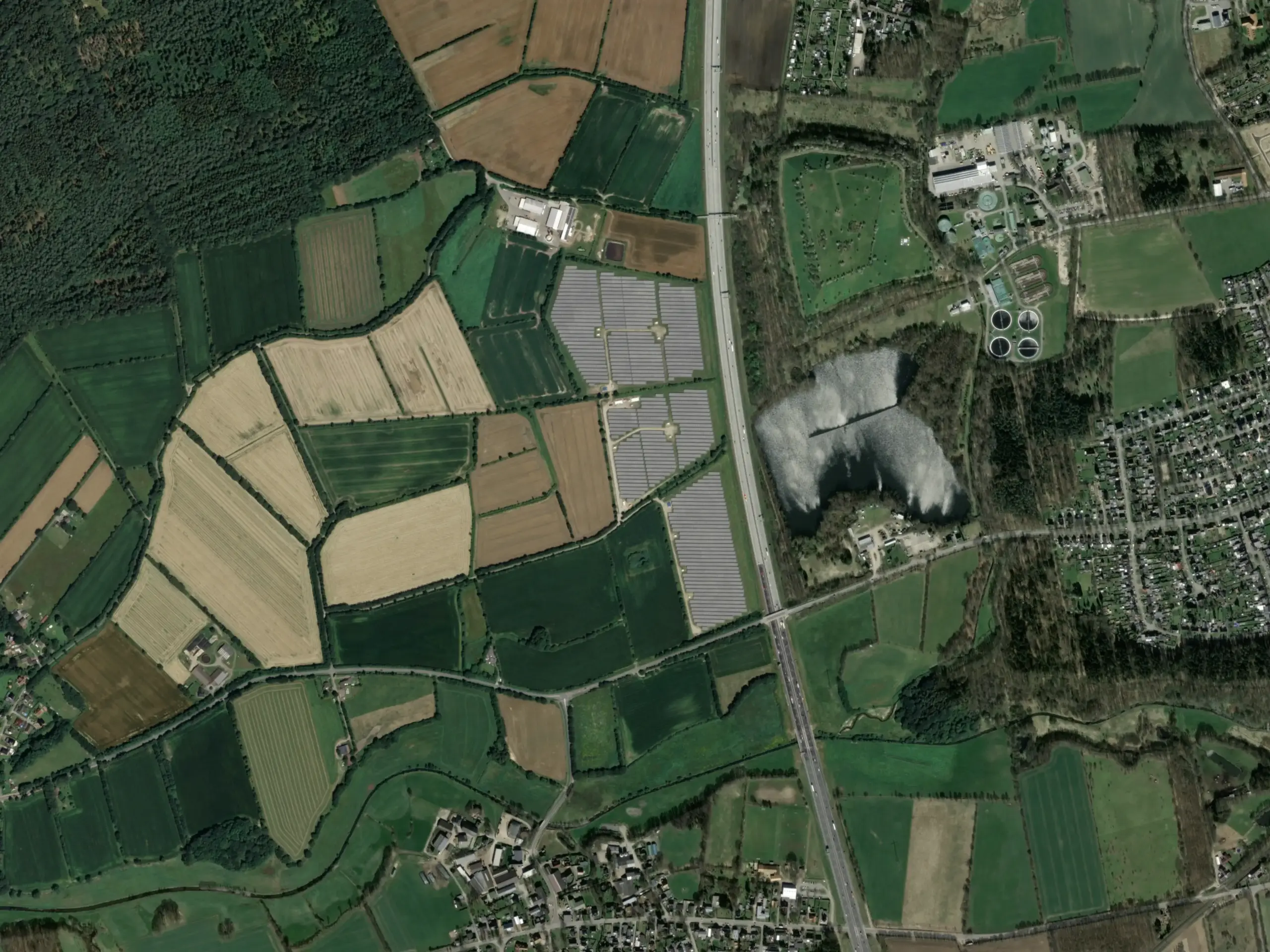 ArcGIS-Satellitenfoto der Photovoltaik-Freilandanlage in Ehndorf